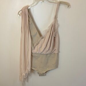 💖Chic Cream & Pale Pink Lace-Trimmed Bodysuit